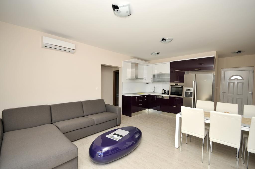 Apartments Villa Theodor Okrug Gornji Room photo